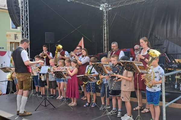 Bläserklasse beim Bürgerfest in Kirchenthumbach