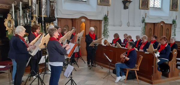Veeh-Harfen-Ensemble gestaltet Maiandacht